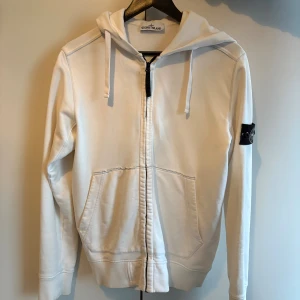 Stone Island hoodie  - Säljer denna stone island hoodien. Den är i bra skick! 