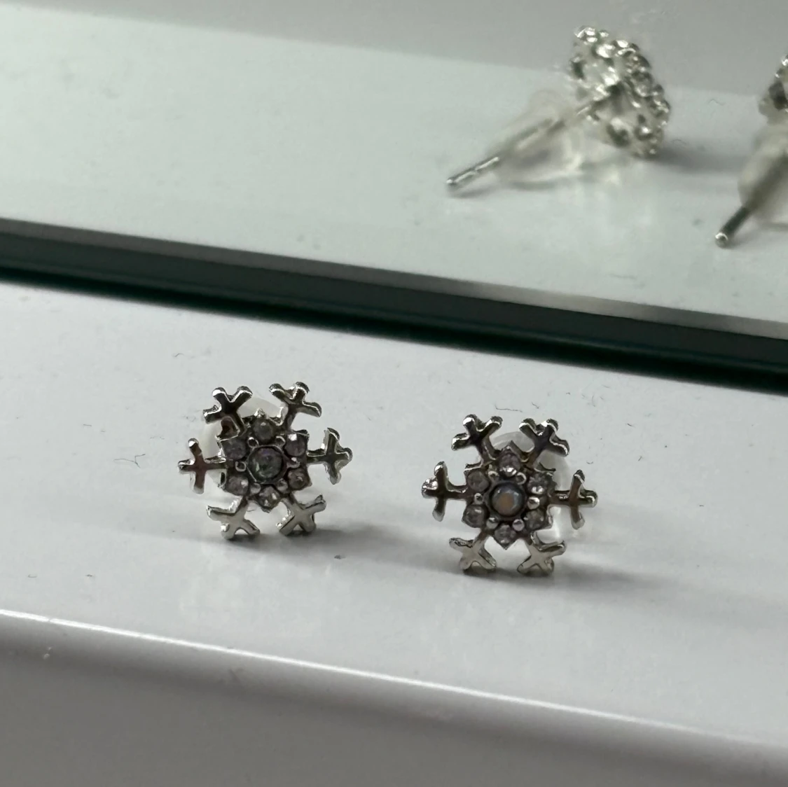 Silvriga snöflingeörhängen 