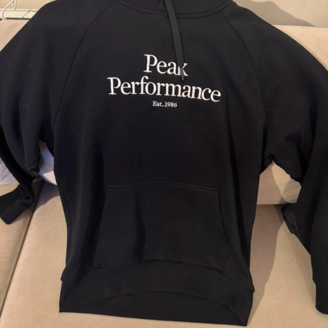 Svart hoodie från Peak Performance