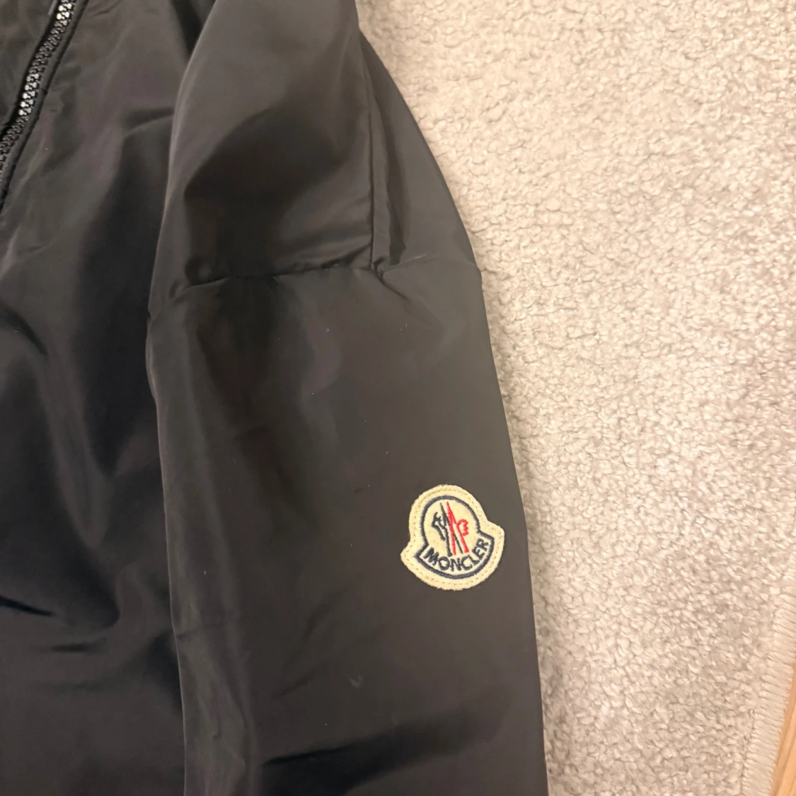 Svart vindjacka från Moncler med huva - 1