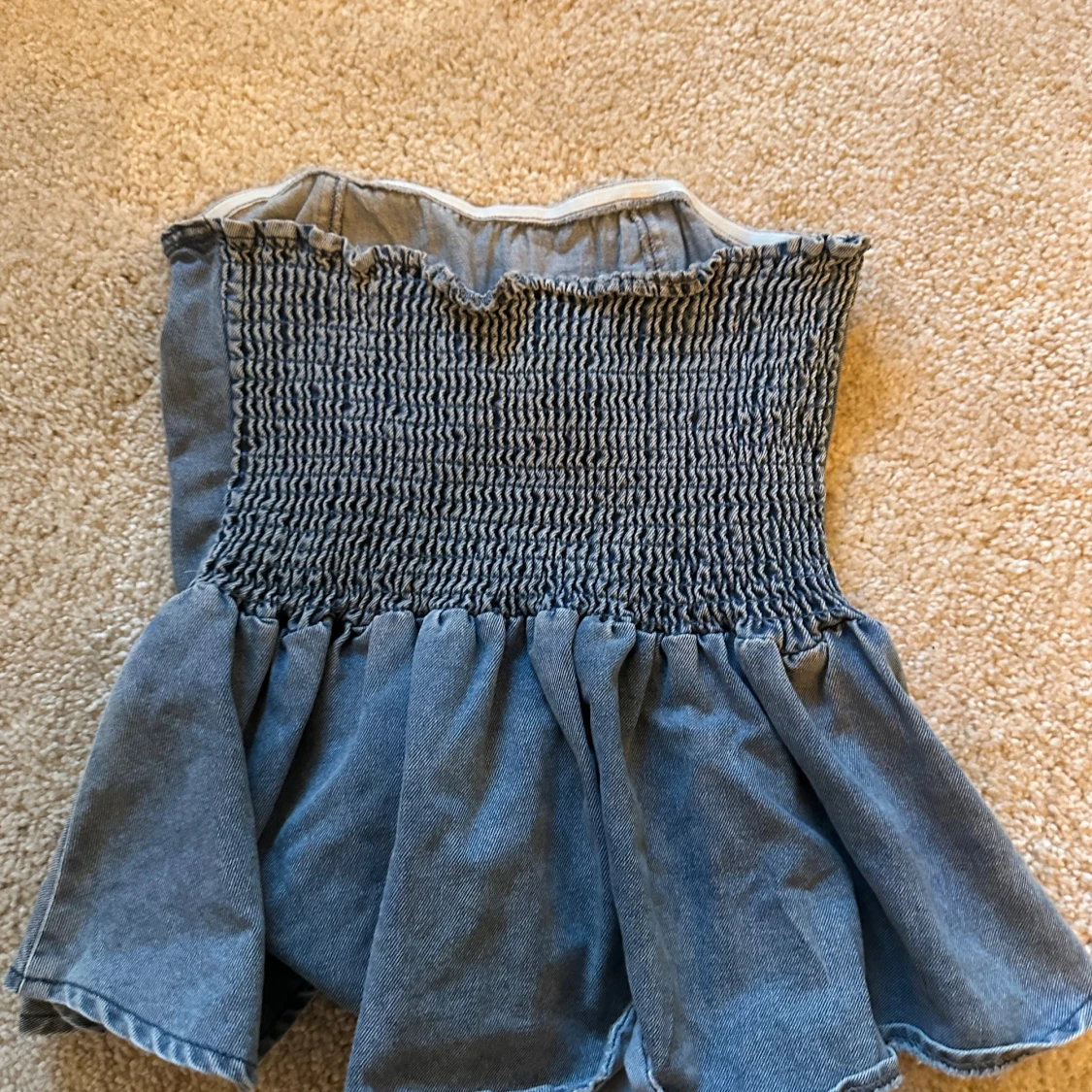 Blå denim tubtopp med volang - 1