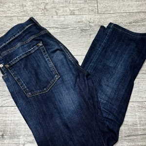 7 For All Mankind Jeans - Säljer ett par mörkblåa 7 For All Mankind jeans i storlek 31. För frågor eller fler bilder ör det bara att skriva.