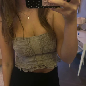  Bandeau topp från Zara - As snygg zara topp som aldrig är använd!!🩷🩷🩷Är typ khaki färgad