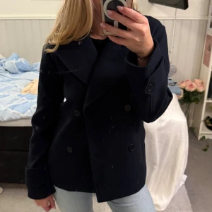Marinblå kappa - Marinblå kappa med knappar och är oanvänd! Den är ifrån Nelly i storlek S och sitter jättefint! Kom privat för fler bilder! 