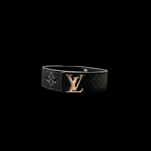 Louis Vuitton svart armband - Snyggt svart armband från Louis Vuitton med klassisk LV-logga i guldmetall framtill. Armbandet är gjort av präglat skinn med diskret monogrammönster och har en stilren, modern look som passar perfekt till din outfit.