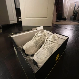Sneakers - vita sneakers som är helt nya!!