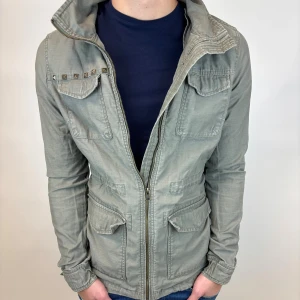 Field jacka - Hej, säljer nu denna väldigt snygga och eftertraktade Field jackan som är perfekt nu till hösten/ vintern! Storlek S  Bra skick  Fraktas spårbart vis Instabox, PostNord eller bring!  Vid minsta lilla fundering så är det bara att höra av sig! 