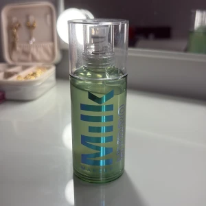 Milk Makeup hydro grip primer - Milk Makeup primer, sägs vara väldigt bra primer. Har aldrig använt den. 45 ml