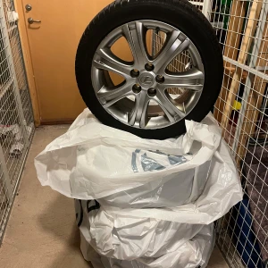 Lexus Original Aluminiumfälgar med Sommardäck - Fyra året-runt-däck med Lexus-fälgar – mycket bra skick  Säljer fyra fina året-runt-däck Nokian (235/45 R18) med original Lexus-fälgar. Däcken är i mycket bra skick med bra mönsterdjup kvar och har använts varsamt. Fälgarna är original från Lexus IS300, men passar även flera andra bilmärken som Toyota, BYD m.fl. Endast någon liten kosmetisk märka på en fälg (se bild).  Specifikationer: 	•	Däck: Nokian, året runt 	•	Storlek: 235/45 R18 	•	Bultcirkel: 114,3 	•	Navhål: 60,1 	•	ET: 35 	•	Fälgar: Ori