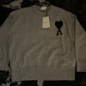 Tröja från Ami Paris - Helt sprillans ny Ami paris sweater. Ny med prislapp