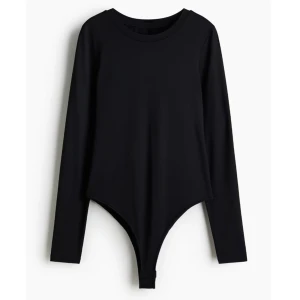 Svart långärmad body - En jättesnygg långärmad body i strl 38 ifrån HM. Helt oanvänd🤎 bara att höra av sig vid frågor.