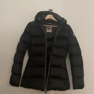 Colmar jacka  - Säljer min Colmar jacka som är figursydd. Tidigare ägare har lappat ihop någonting på dragkedjekanten innanför jackan ( se bild 5 ) Så jag säljer lite billigare, Strl 42. Vet tyvvär ej om det är barnstorlek eller vuxen men passar på mig som brukar ha S/M i storlek. pris kan diskuteras 🤍