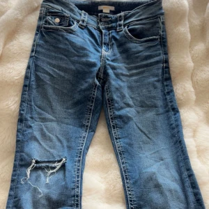 Blå bootcut jeans - Gjort hålet själv. Inte super använda 