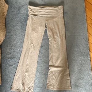 Gråa yogapants 🧘🏽‍♀️🩶 - Säljer att par helt vanliga gråa yoga pants! De är i storlek M och jag säljer dom för att dom är lite för stora🫶🏽 nypris 360❤️