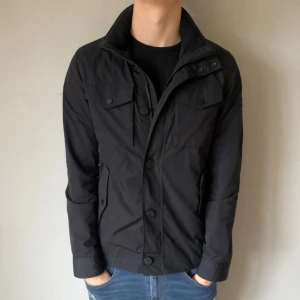 J Lindeberg fieldjacket bailey - Fint skick inga defekter, modellen är 185 cm lång och väger ca 78 kg och den sitter bra, Dm för frågor eller mer🙌