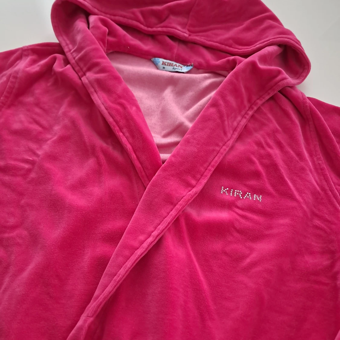 Rosa morgonrock med huva från Kiran - 4