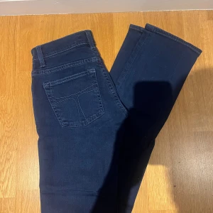 Mörkblå tos jeans - Snygga tiger of Sweden jeans, bra kvalité nästan oanvänd w25 l30
