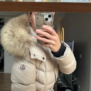 Moncler - Helt ny aldrig använd. Köpt en mån sedan i ett annat land. Består hälften av ankdun och vanlig bomull inuti. Pälsen är äkta. Kan skicka fler bilder vid intresse 