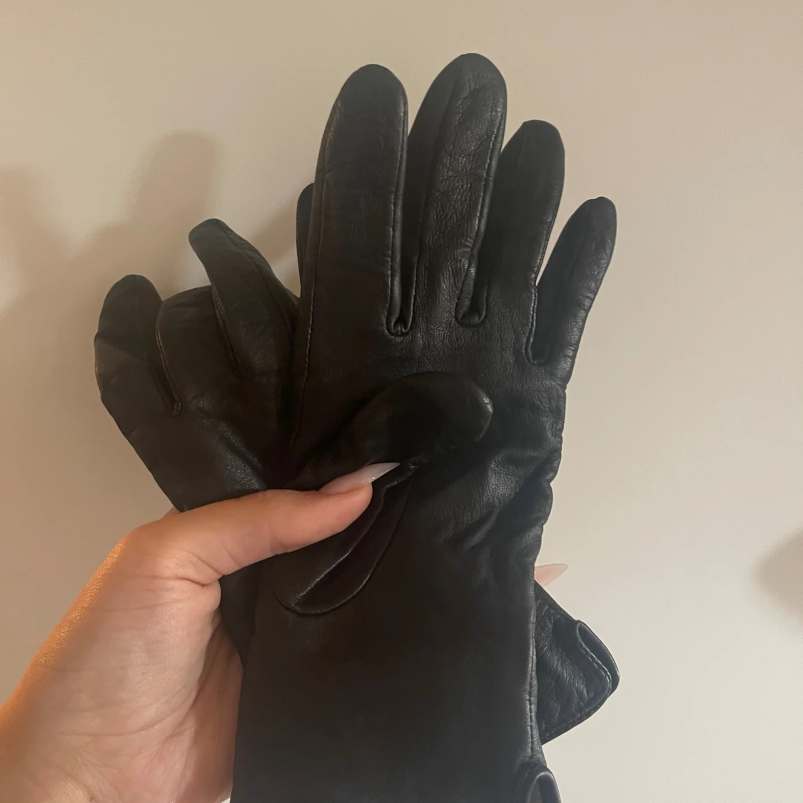 Svarta skinnhandskar från H&M - 1