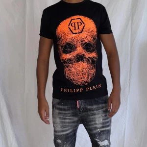Philipp plein t shirt strl XS - Helt ny. Fin replika med grym kvalitet. Modellen är 175cm bär storlek Xs. Pris: 699kr. Först till kvarn. Skickas direkt inom 24h