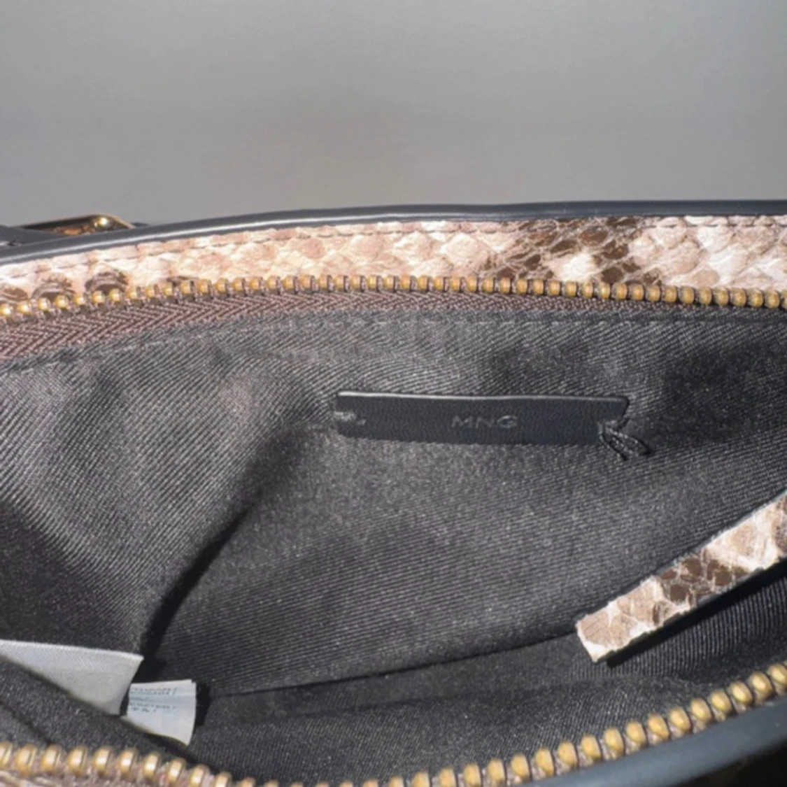 Axelväska i ormmönstrat från Mango - 2