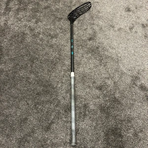 Zone innebandyklubba - Säljer den Zone the one limited edition den är 100cm och 27 flex. Priset är diskuterbart 