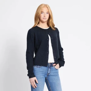 ”Stickad” kofta - Superfin kofta i någon stickade matreal men inte en helt stickad tröja. Säljer då den ej passade. Trendig och passar till allt🩷🩷