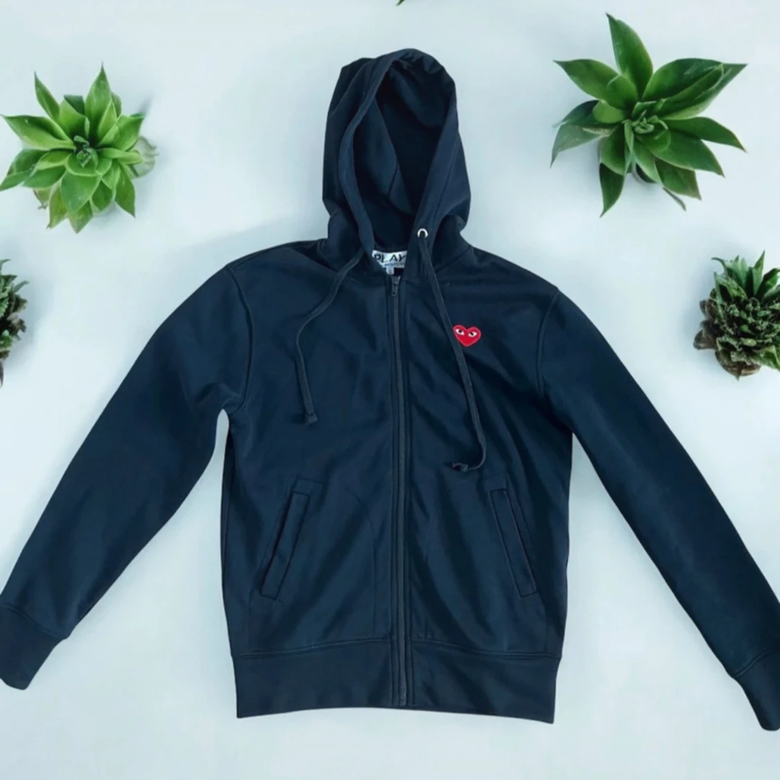 Svart hoodie från Comme des Garçons Play