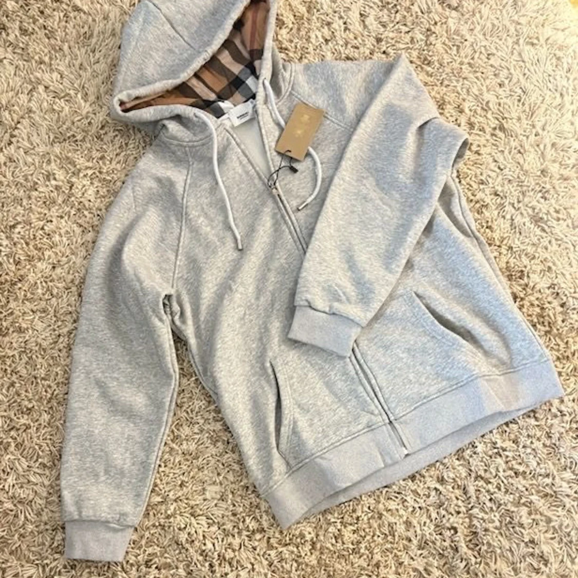 Grå hoodie från Burberry med rutig huva - 2