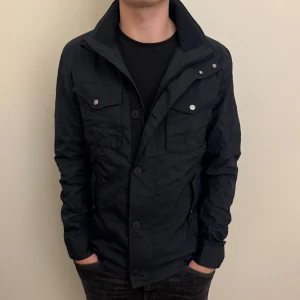 J.Lindeberg Field Jacka - - Condition: 8/10, Missing badge - Color: Navy Blue - Size: M
