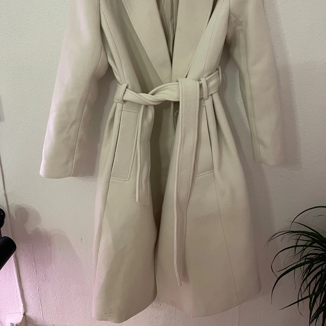 Beige kappa med bälte från H&M - 1