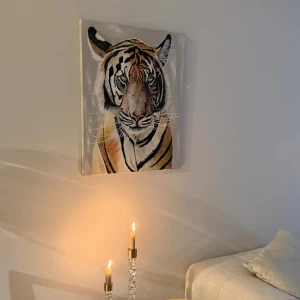 Orginal konst Tavla - Tiger Handmålad  - En vacker tavla med ett motiv av en tiger. Perfekt för att ge ditt hem en unik touch. Gjord med hjälp av akrylfärger. Tavlan är signerad. ☺️