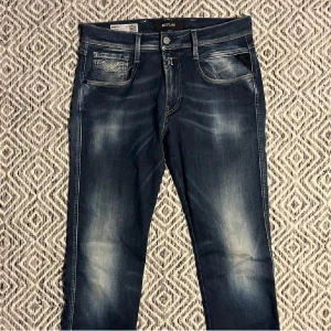 REPLAY ANBASS JEANS - Tja! Säljer nu ett par skit feta replay jeans! | Skick 9/10 mycket bra| Slim fit | Nypris ca 1900kr | Mitt pris 600kr | Kom gärna pm vid frågor eller funderingar ❗️