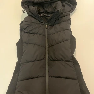 Zara väst - Zara väst köpt second hand. Storlek xs. Använd köp nu 💗