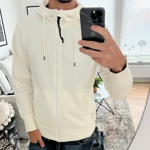 HELT NY cp company hoodie  - Otroligt fin hoodie, köpte i butik för 3300kr, har inte använt den då jag är väldigt rädd om den, mitt pris är 1849 men kan diskuteras! 
