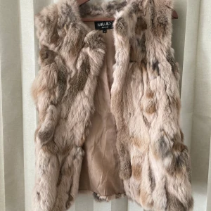 Hollies Stockholm pälsjacka i äkta kaninpäls, stl M - Storlek M, mycket gott skick, aldrig använd. Årsmodell ca 2008–2010, nypris ca 9 000 kr. Varm, elegant och tidlös – perfekt för höst och vinter. 