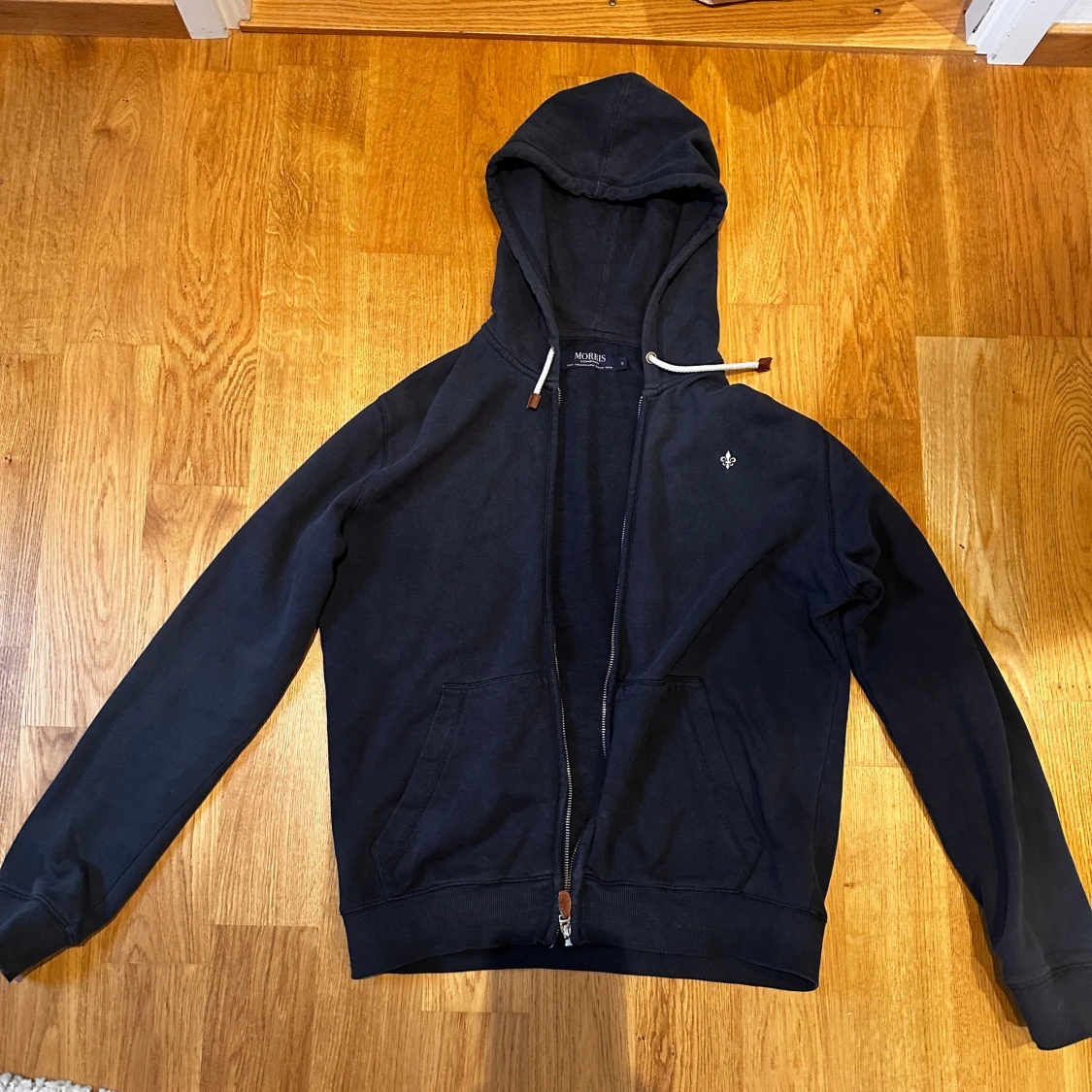 Mörkblå hoodie från Morris Company