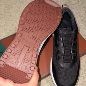 Loro piana ”Week-End walk” - Säljer nu mina Loro Piana ”Week-end walk” för ett steal erbjudande. Köpte i andrahand därför kan jag tänka mig gå ner mycket i pris, då andrahandsvärde inte är lika mycket som DS, Använda ett par gånger 9/10, vid snabb och smidig affär kan jag tänka mig gå ner i pris.