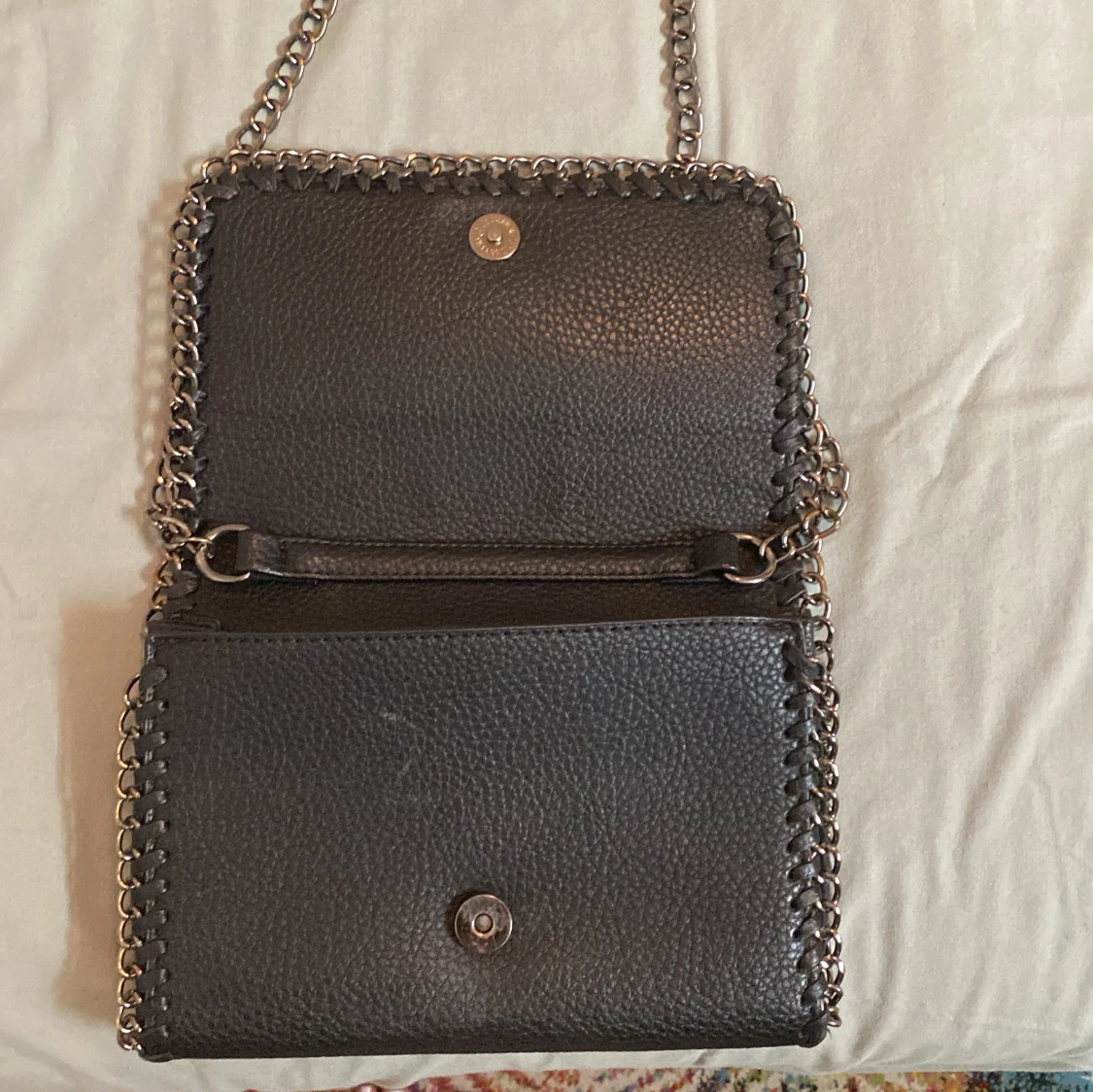 Svart axelväska med kedjedetaljer - 1