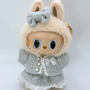 Jättefina kläder till Labubu & Lafufu  - Superfin och klassig dress till 17cm till Labubu & Lafufu The Monsters dockorna Det är en liten ljusblå tweed jacka med pärlemo knappar, spets och rosette & en matchande kjol med volang Till det en tillhörande söt rosette! Allt är som nytt i perfekt skick & jättefin kvalitet Dockan ingår ej/No doll included/Labubu is not included 