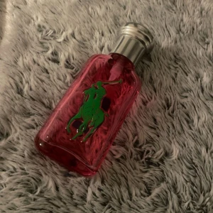 Ralph lauren parfym - Rosa Ralph lauren parfymen doft ”2” i 50 ml. (Se mängd kvar på bilderna)🎀