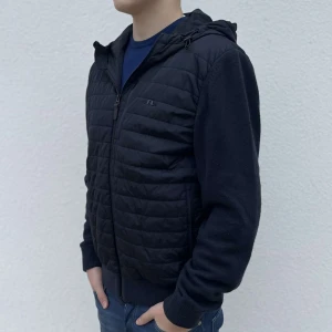 J.Lindeberg Cardigan Jacka - Säljer en J.Lindeberg Cardigan Jacka. Hör av er vid frågor/funderingar!!