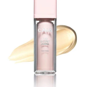 CAIA Red Carpet Prime Glow Primer - Glow Primer från CAIA i snygg ljusrosa och transparent pumpflaska. Ger en fräsch lyster och jämnar ut huden innan smink. Perfekt för dig som vill ha en extra glow-effekt. Kommer i stilren förpackning med silvrig text och praktisk pump.