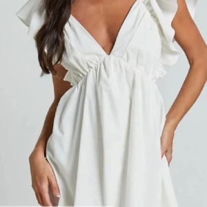 Student klänning med rosett  - Super söt klänning med rosett i ryggen 💕💕💕💕 passar perfekt till studenten eller andra tillfällen, stl S men passar även M!🫧🫧🫧💕💕💕⭐️