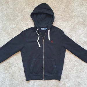 Svart Ralph Lauren Zip Hoodie - Stl M - Hej säljer en snygg Ralph Lauren zip hoodie. Den är Svart och utan defekter. Skick: 7,5/10. Stl: M. Hör av dig om du har frågor. 🤗