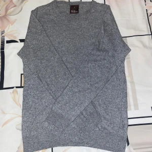 Grå stickad tröja Oscar Jacobson M - Snygg grå stickad tröja från Oscar Jacobson i storlek M. Den sitter dock mer som en S!!. Perfekt för dig som gillar stilrena och klassiska plagg med mjuk känsla. Används ej längre därför vill jag sälja! Pris kan alltid diskuteras👍