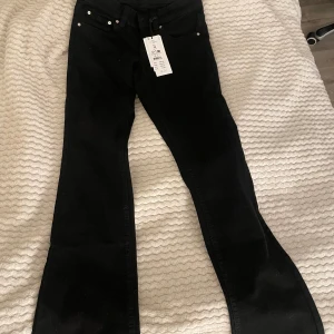 Svarta Y2K bootcut jeans från Gina Tricot - Aldrig använda, bara testade. Obs- byxorna ser fläckiga ut på bilden men det är inte smuts! Det är ludd från andra kläder 