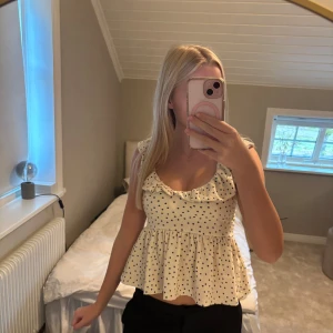 Prickig volangblus med öppen rygg - Säljer en supersöt och prickig blus🤍endast använd en gång🤍man knyter den i ryggen🤍storlek S men skulle säga att den även passar XS