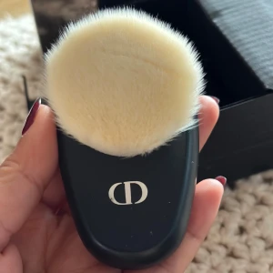 Dior Backstage Buffing Brush - Brand New Dior Backstage Buffing BrushPINCEAU FOND DE TEINT FLUIDE N°18 EFFET LISSANT PROFESSIONNEL N°18 FLUID FOUNDATION BRUSH PROFESSIONAL AIRBRUSHED FINISH
