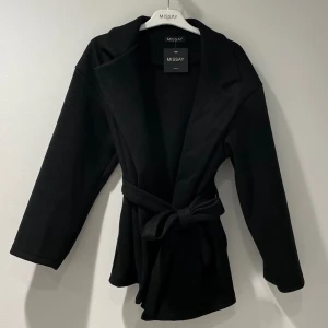 Svart kappa från missäy - Kappa från missäy, köpt för ungefär 1 och ett halvt år sen och för 379kr, storlek XS men passar även för de som har storlek S, fråga för bild